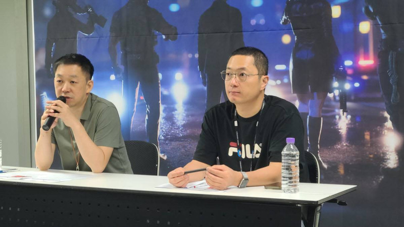 왼쪽부터) 김명현 디렉터, 정동일 기획팀장
